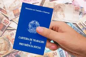 Trabalhador CLT utilizando o computador para simular empréstimo consignado